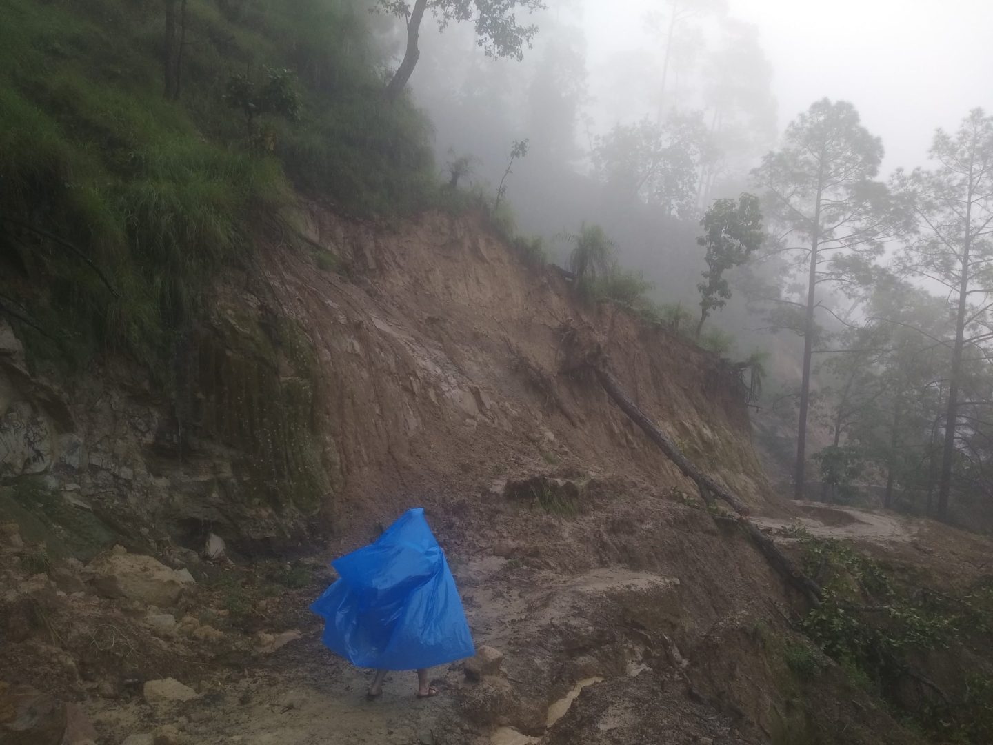 कैलालीको तराईमा बाढीर डुवान र पहाडी क्षेत्रमा पहिरो