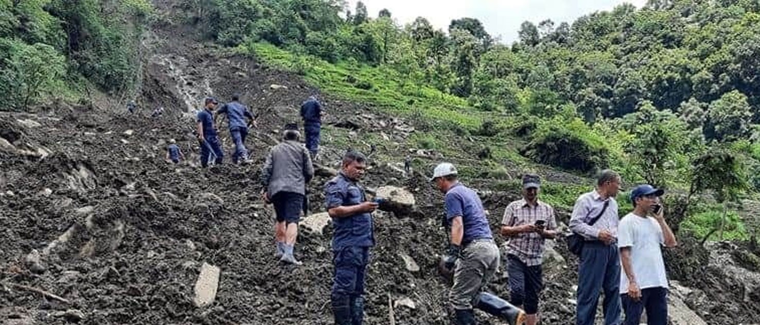 लमजुङमा पहिरोले  १८ घर  पुरिए, चारजना घाइते