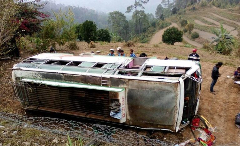 डोटीमा बस दुर्घटना, १० जना घाइते