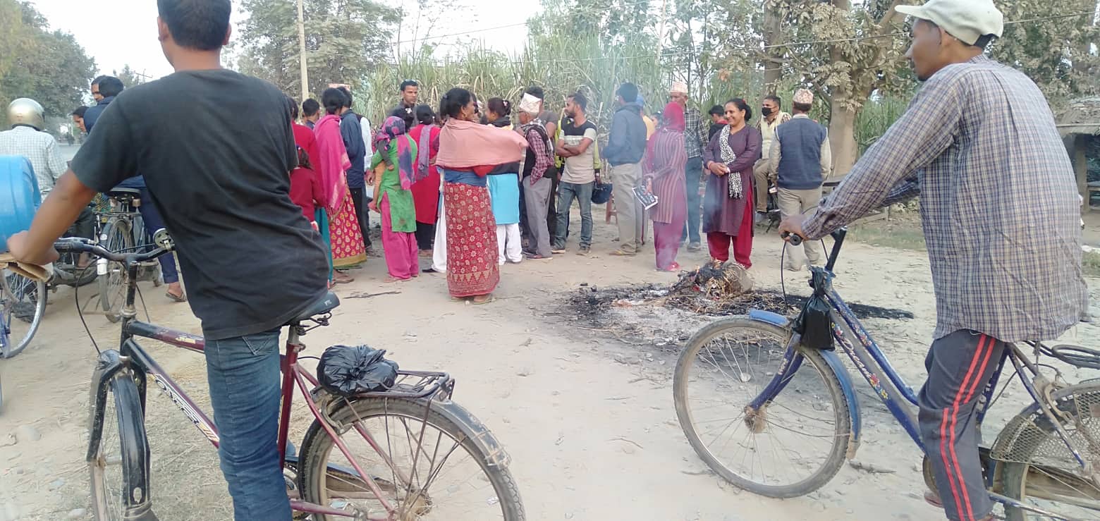 बेलौरी–कलुवापुर सडक कालोपत्रेको माग राख्दै स्थानीयद्वारा गरिएको चक्काजाम तीन दिनका लागि स्थगित