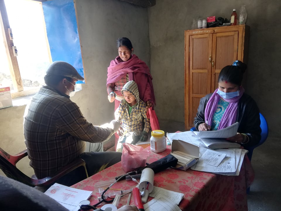 हिमाली गाउँपालिकामा फैलिएको रोग नियन्त्रमा स्वास्थ्यकर्मीको टिम परिचालन