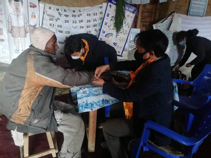 हिमाली गाउँपालिकाको टोलटोलमा पुगे डक्टर