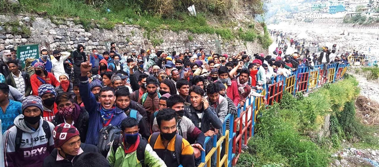 महाकाली पुलको गेट नखुल्दा भारतमा    करिब  पाँच सय नेपाली अलपत्र