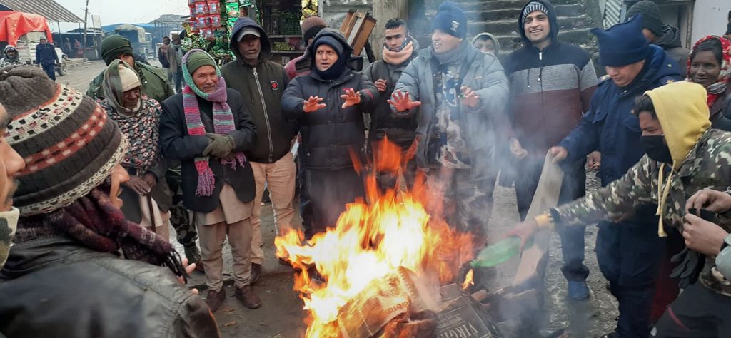 डडेल्धुराको तापक्रम माइनस ०.५ डिग्री, ठाउँ–ठाउँमा आगो ताप्ने व्यवस्था