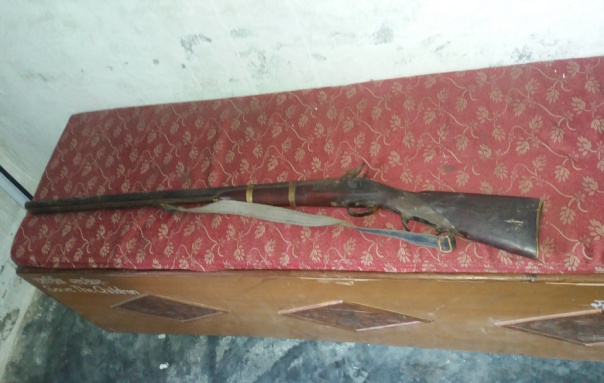 अबैध भरुवा बन्दुक बरामद श्रीमान् भागेपछि उनकी श्रीमती पक्राउ