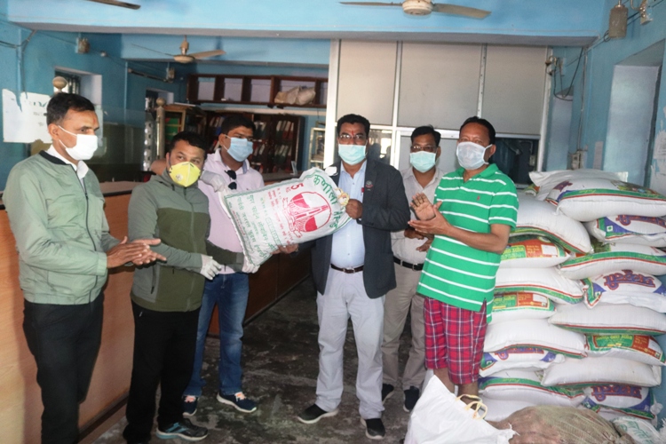 लायन्स क्लव धनगढी ग्रिन सिटीद्धारा मजदुरका लागि खाद्यान्न सहयोग