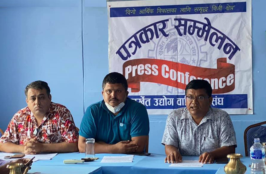 बैंक किस्ता र कर तिर्न ताकेता गरेको विरोधमा सुर्खेतका व्यवसायी आन्दोलित