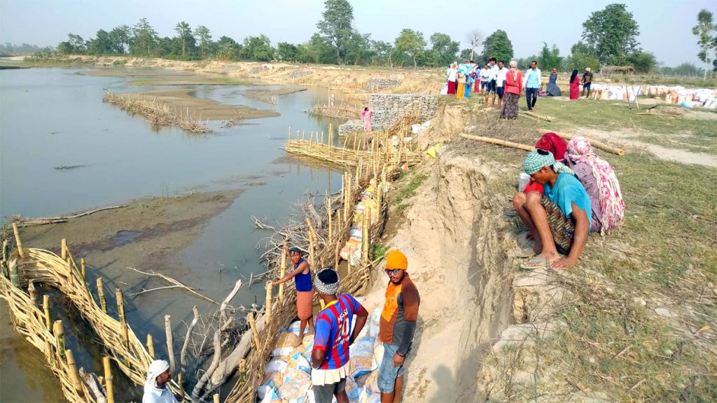 बस्ती जोगाउन २० लाख रुपैयाँ लागतमा तटबन्ध