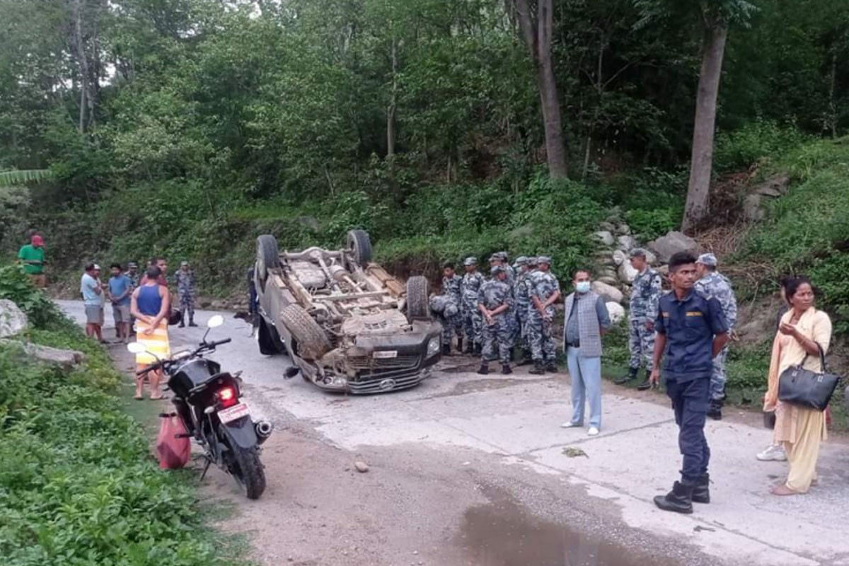 अछामको ढकारी गाउँपालिका अध्यक्ष र उपाध्यक्ष सवार गाडी दुर्घटना