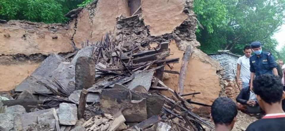 आदर्श गाउँपालिकामा  घर भत्किदा चार जनाको मृत्यु