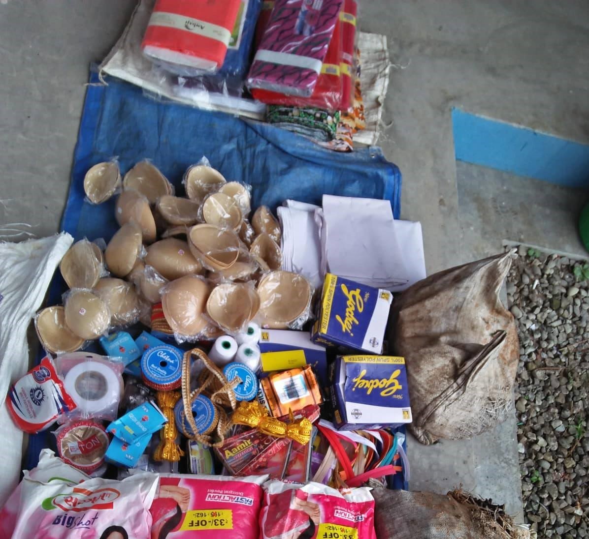 शसस्त्र प्रहरीद्धारा अवैध कपडा तथा हार्डवयरका सामग्री बरामद