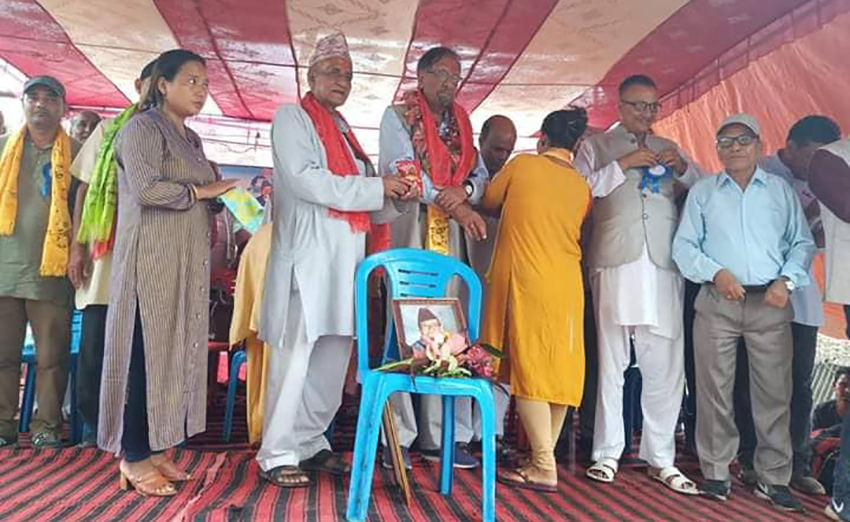 महासंघ र पूर्व माओवादीका स्थानीय अध्यक्षसहित दुई सय कार्यकर्ता नेकपा परित्याग गरि कांग्रेसमा प्रवेश