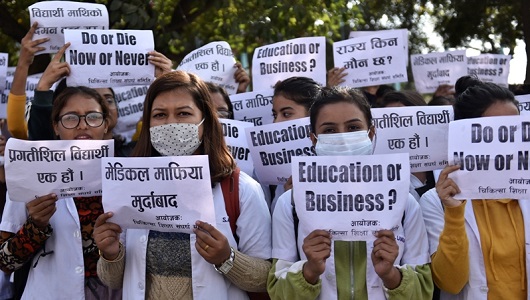 विद्यार्थीद्वारा सरकार र मेडिकल कलेज सञ्चालकबीच भएको सहमति अस्वीकार,शिक्षामन्त्रीको राजीनामा माग