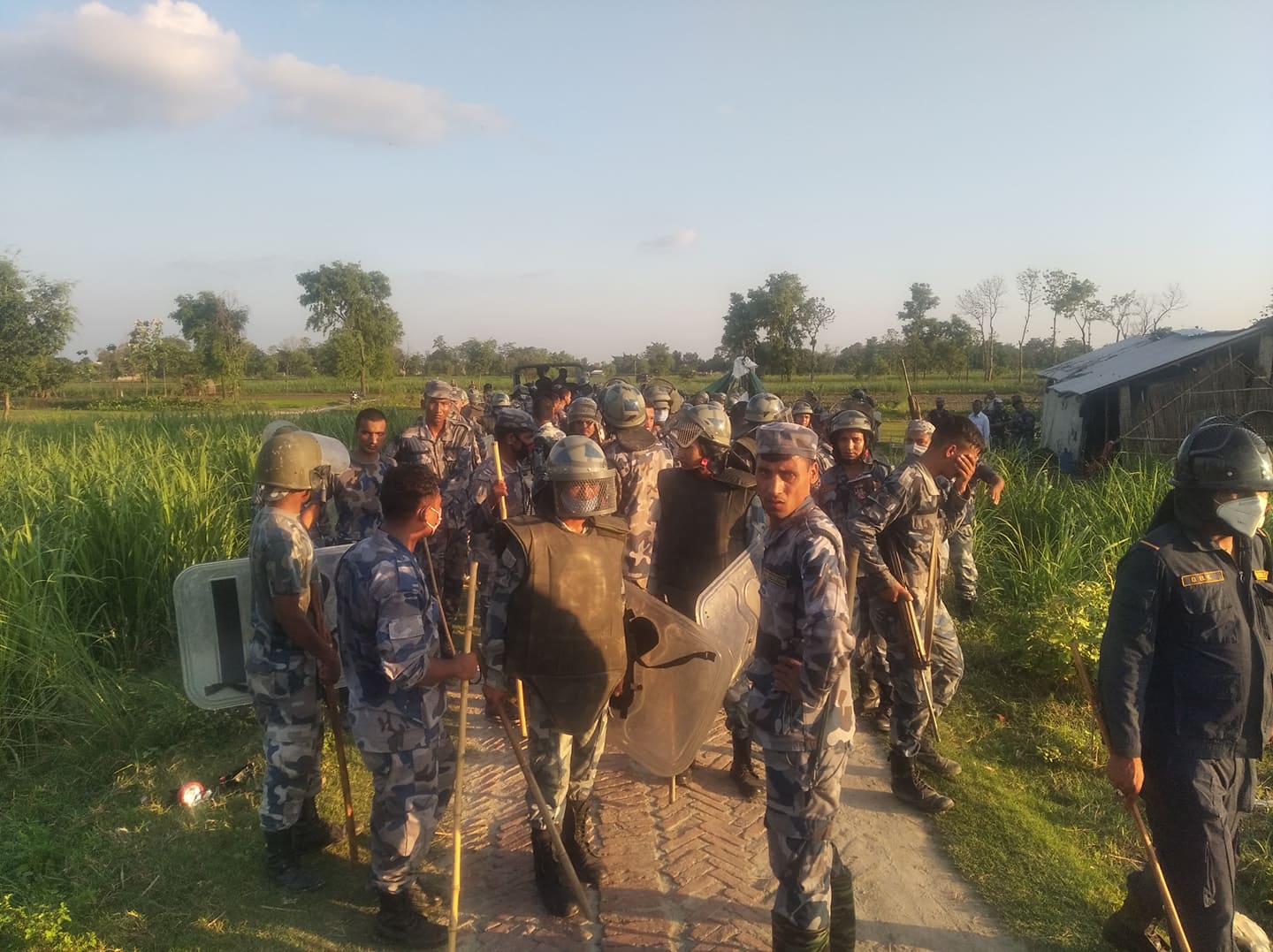 नवलपरासीमा सीमामा सशस्त्र र स्थानीयबिच झडप, चार राउन्ड हवाई फायर