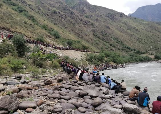 बाढीले झोलुंगे पुल बगायो, महाकाली पुलमा सवारी आवागमनमा रोक