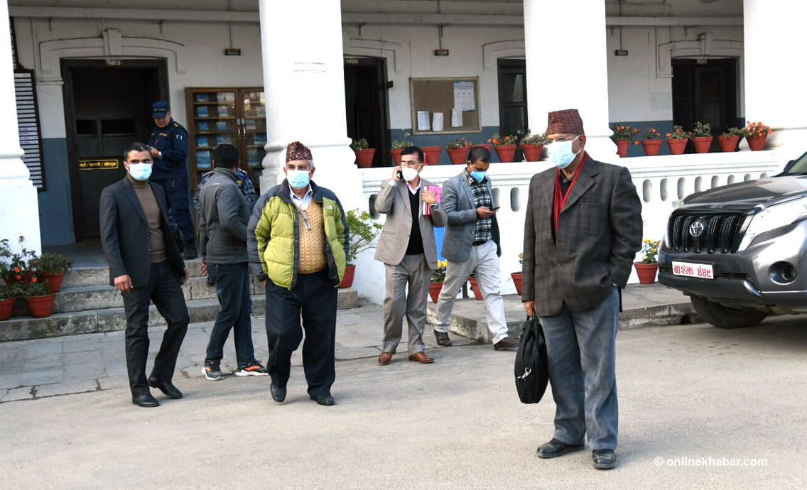 प्रचण्ड  माधव समूहले निर्वाचन आयोगमा बुझायो २८७ केन्द्रीय सदस्यको हस्ताक्षर