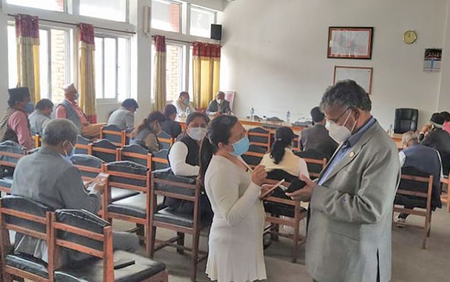 विघटनको विपक्षमा उभिए माधव नेपाल पक्षका २३ सांसद