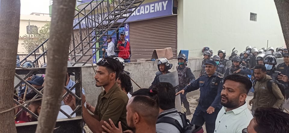 एमाले भित्रका दुई समूह बिच कुटाकुट