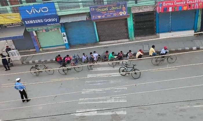 लकडाउनमा १२ साइकल यात्रीलाई कुखुरा पोज मा हिडाइयो