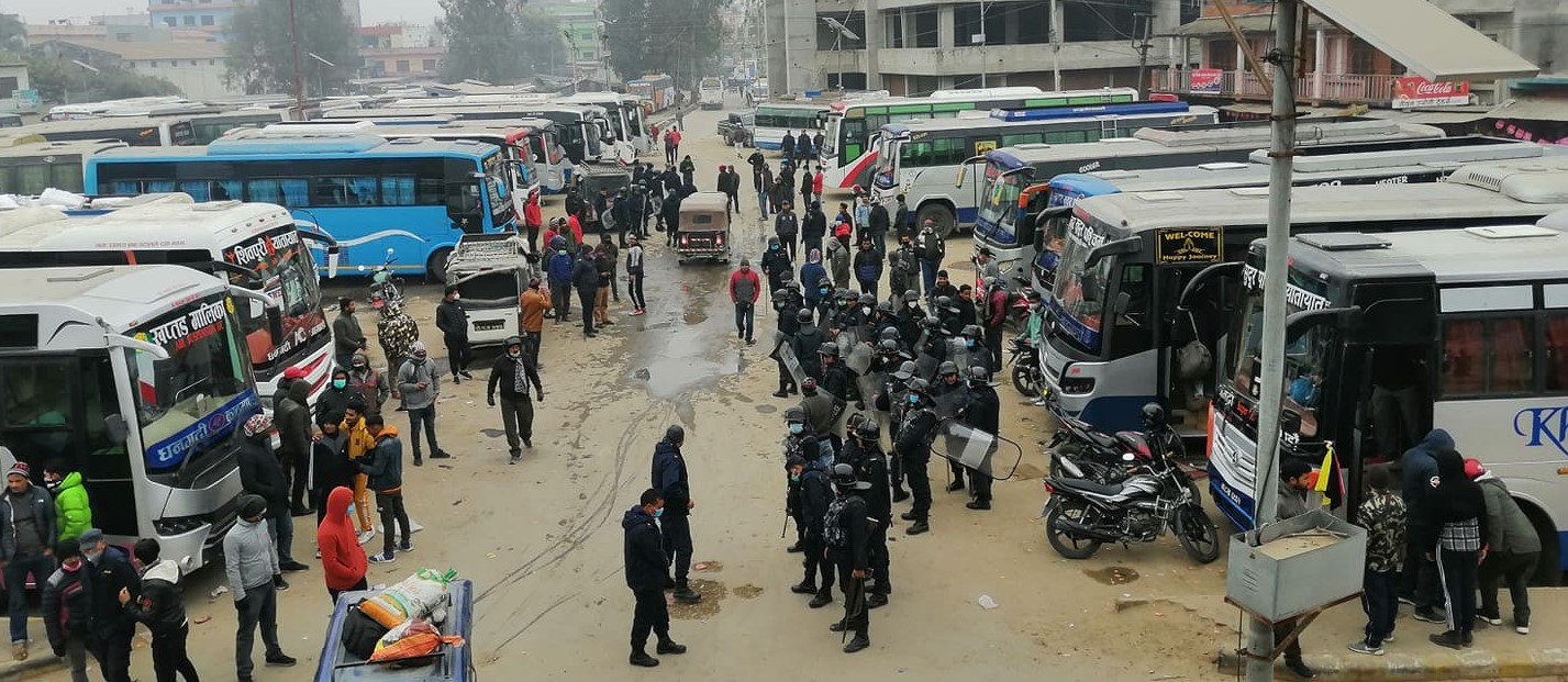 बसपार्कमा काउन्टर विवाद  समस्याको सामाधान यातायात सेवा सुचारु