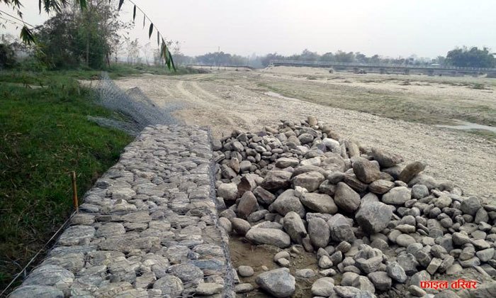 अर्बौ खर्चेर बनेको तटबन्ध भत्किदै नदी बस्तीमा पस्ने खतरा