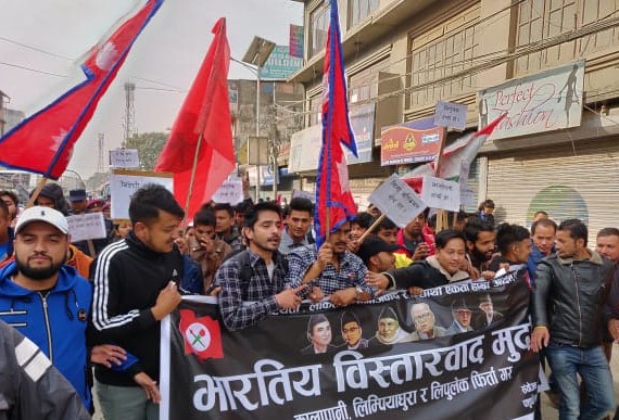 गो ब्याक इण्डिया’को नारासहित काठमाडौँमा बिहानै नेविसंघको प्रदर्शन