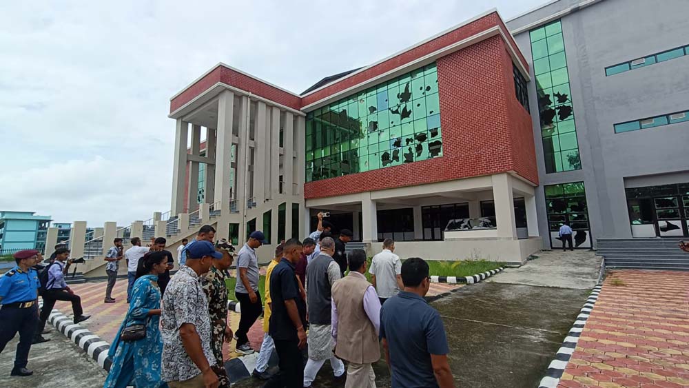 सञ्चालनमा नआउँदै कुरूप बन्यो धनगढीको सभागृह