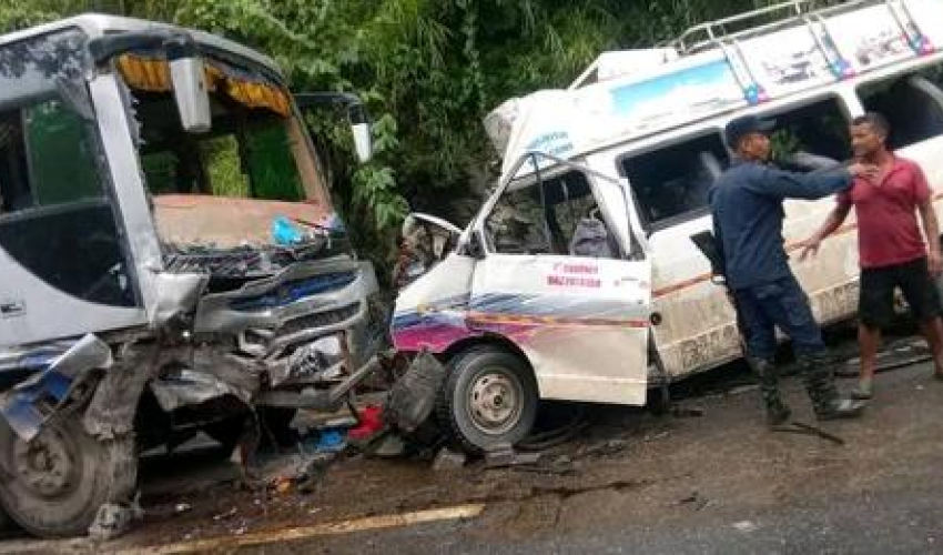 बस र माइक्रो ठोक्किँदा एक जनाको मृत्यु