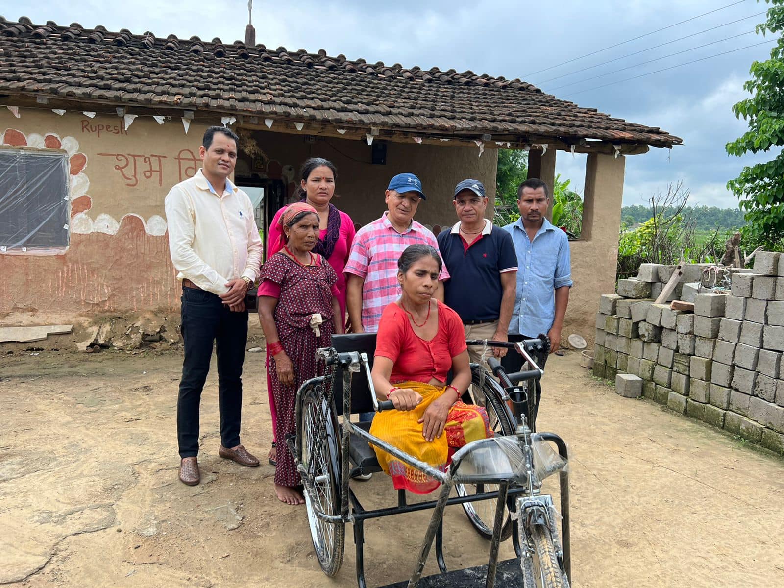 कञ्चनपुरका अपांगता भएका दुई जनालाई सापकोटा दाजुभाईद्धारा ह्विल चेयर प्रदान