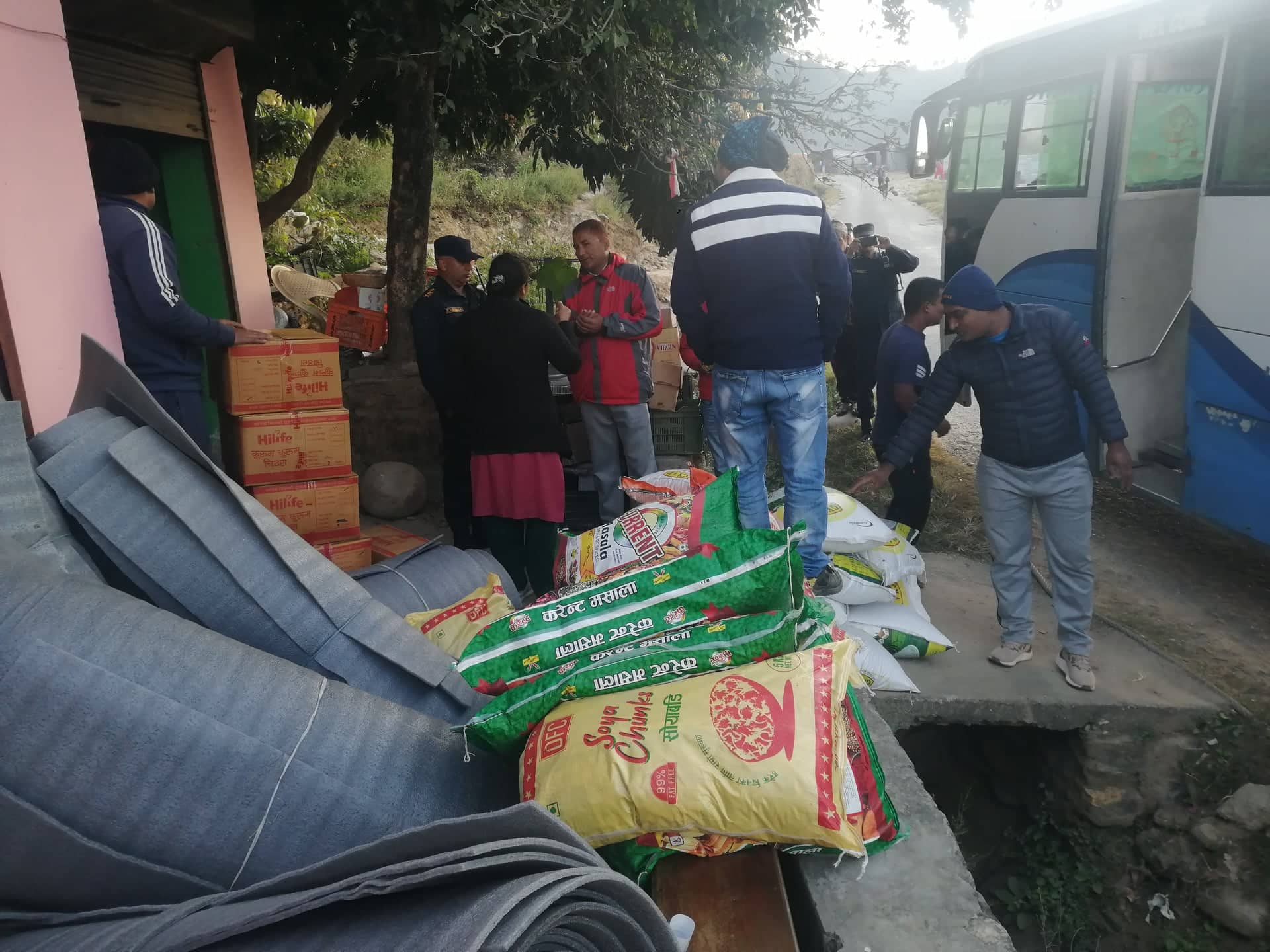 भूकम्प पीडितलाई राहत सामाग्री वितरण