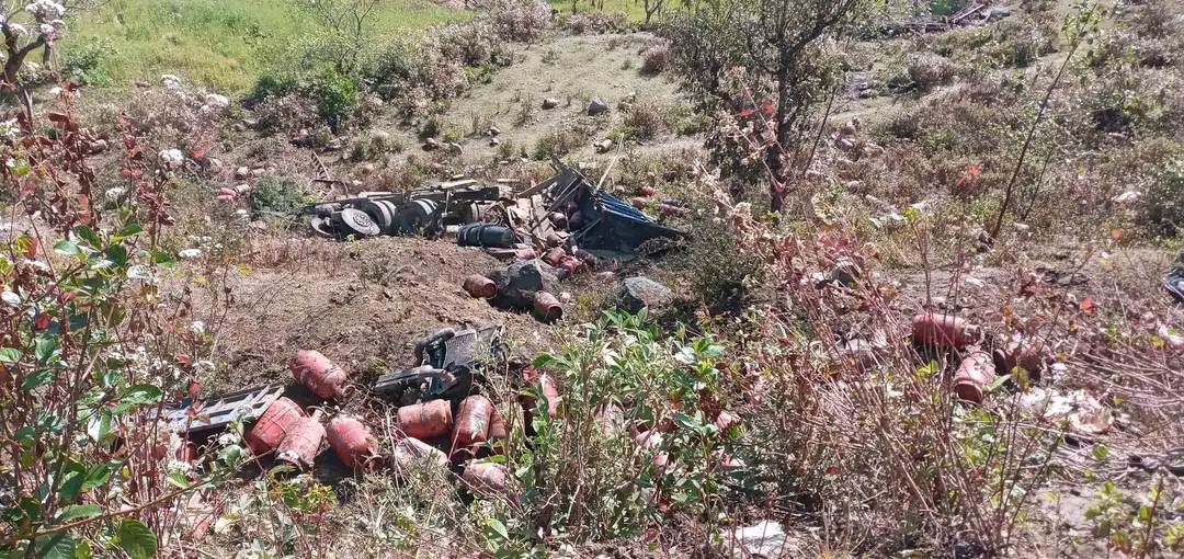 दैलेखमा ट्रक दुर्घटना हुँदा चालकसहित तीन जनाको मृत्यु