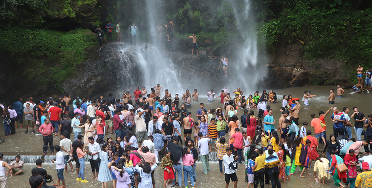 डोटीको छहरा झरनामा पर्यटकको आर्कषण बढ्दै