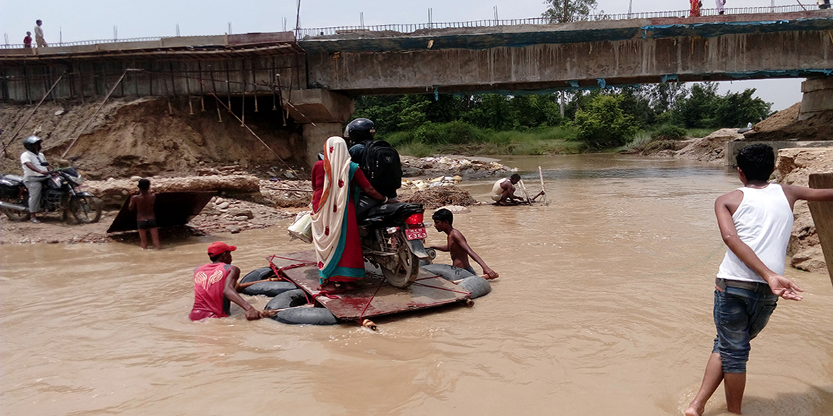 खोलाको छेउमा पुल, स्थानीय जोखिम मोलेर खोला तर्न बाध्य
