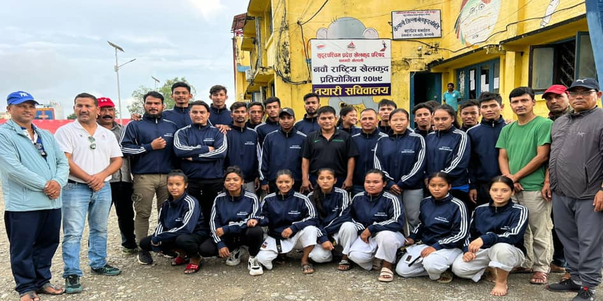 खेलाडीलाई ट्र्याक सुट वितरण