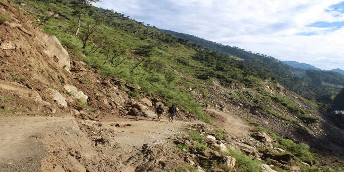 बाजुराका सडक अवरुद्ध, यात्रुलाई सास्ती