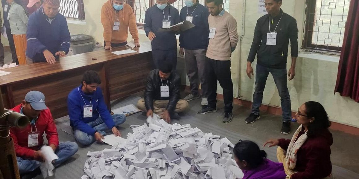 गोरखाको उत्तरी क्षेत्रको मतपेटिका हेलिकप्टरबाट ल्याइँदै