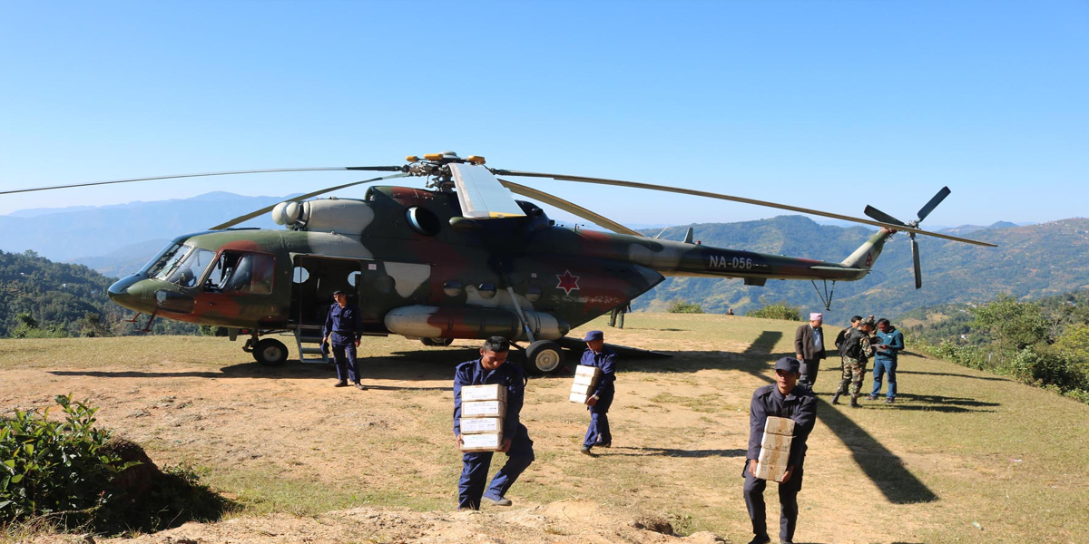 उपल्लो डोल्पामा हेलिकोप्टरबाट पठाइयो निर्वाचन सामग्री