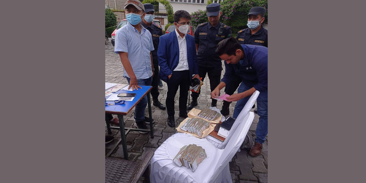 साढे २२ लाख रुपैयाँ घुससहित उपसचिव पक्राउ