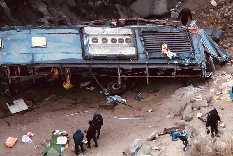 बस दुर्घटना अपडेट  मृतक १० जनाकै सनाखत