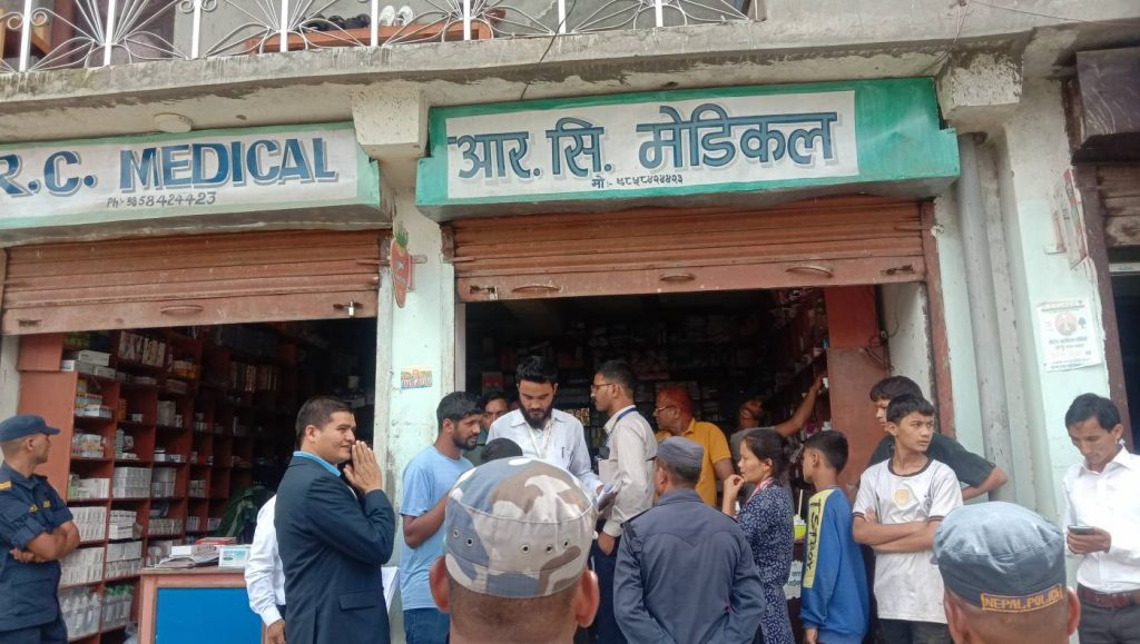 बाजुराको एक मेडिकलसहित एक दर्जन पसल सिलबन्दी