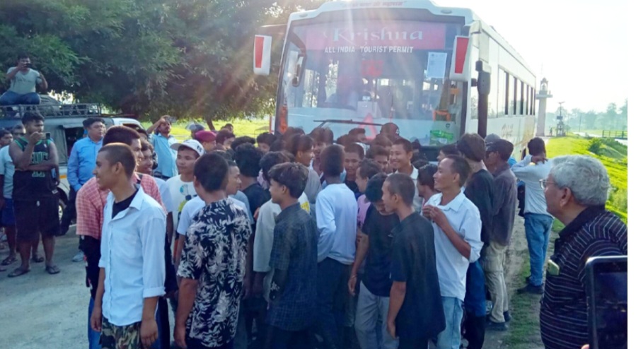 भारतमा बन्धक बनाइएका ५८ नेपाली युवालाई  नेपाल ल्याइयो