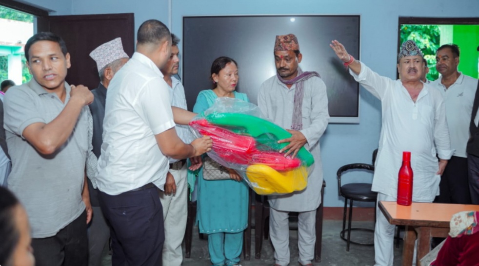 धनगढी उपमहानगरपालिका द्वारा शैक्षिक सामाग्री वितरण