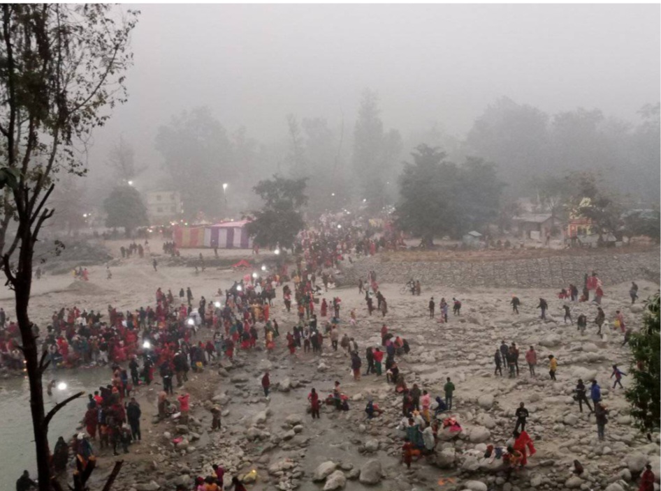 गोदावरीधाममा बिहानदेखि स्नान गर्नेहरुको घुइँचो