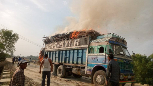कैलालीमा उखु बोकेको ट्रकमा आगलागी
