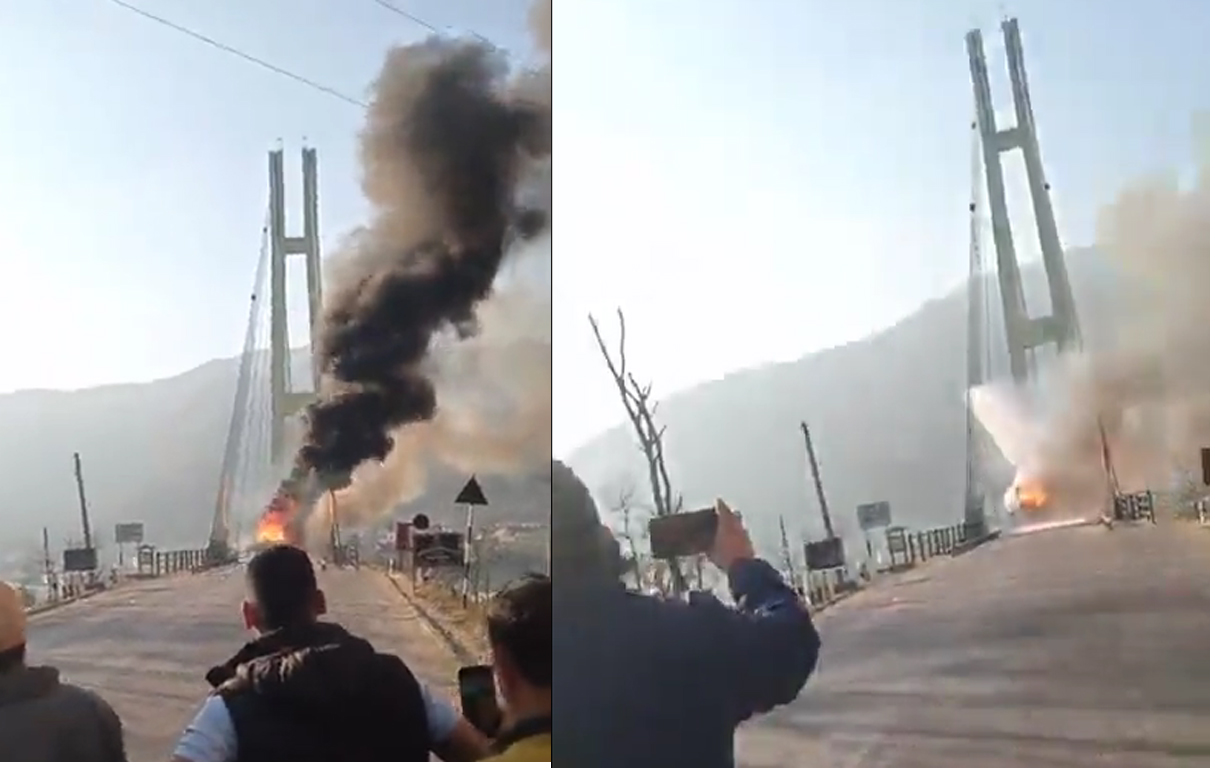 कर्णाली पुलमा गुडिरहेको ट्रकमाथि आगलागी, पुलमा पनी सल्कीयो आगो