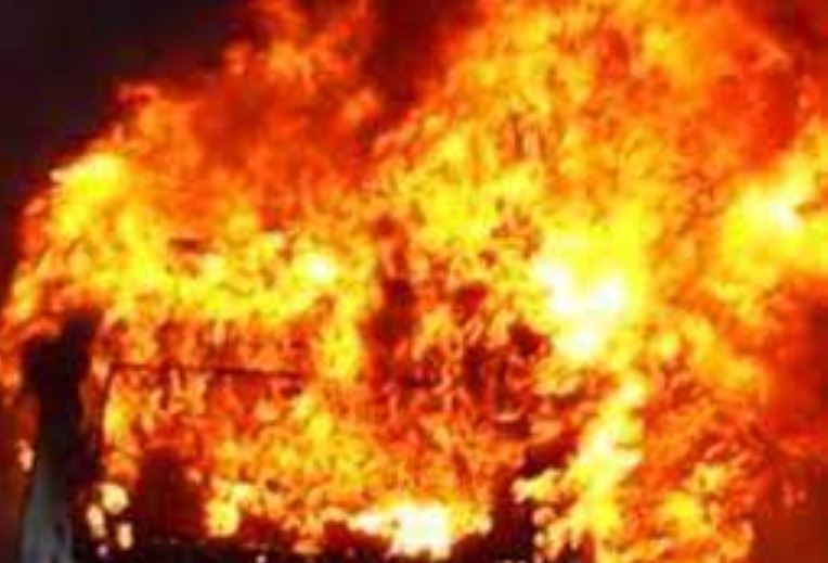बझाङमा आगलागी हुँदा ३ जनाको घर जलेर नष्ट