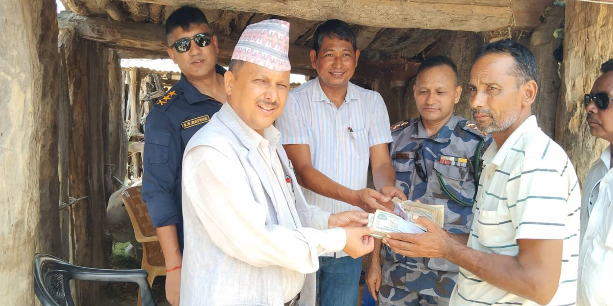 कैलालीमा चट्याङ लागेर मृत्यु भएका परिवारलाई राहत वितरण