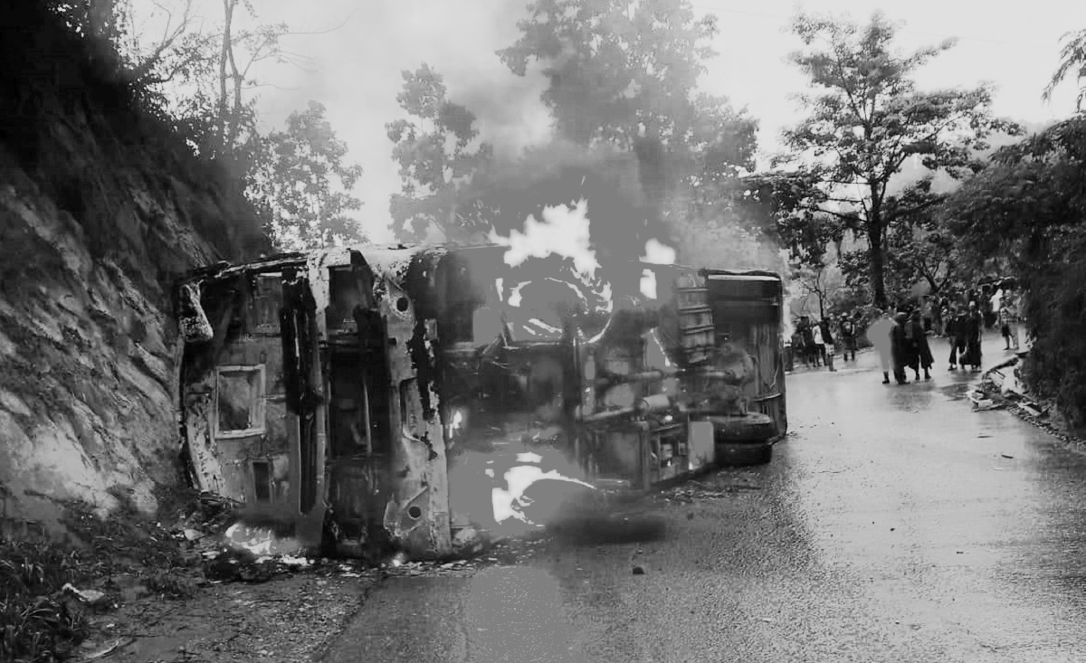 कञ्चनपुरबाट काठमाडौँका लागि छुटेको बस दाउन्‍नेमा पल्टियो