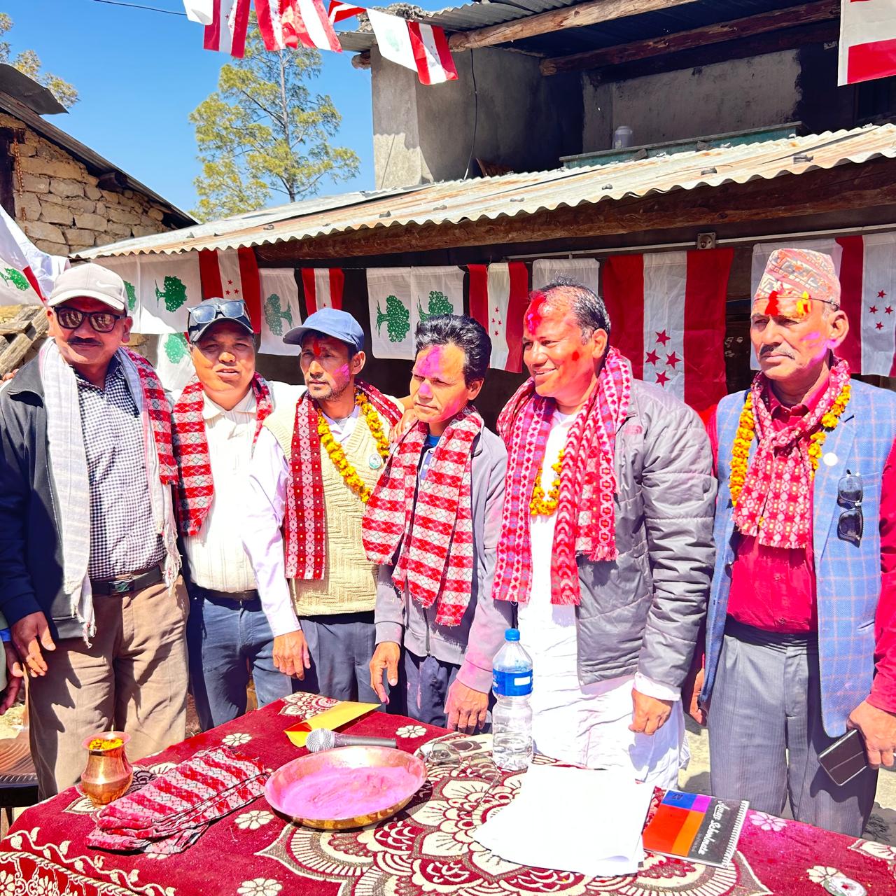 कैलालीको चुरेका नरबहादुर  साउँद सहितको टिम एमाले छोडेर कांग्रेसमा प्रवेश