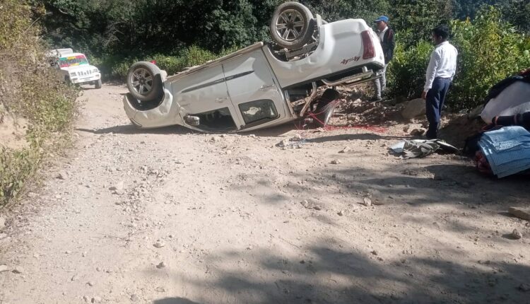 डोटीमा निर्वाचन सामग्री बोकेको जिप दुर्घटना हुँदा निर्वाचन अधिकृत घाइते